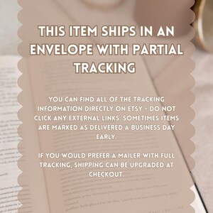 Pu&ograve; includere: Un grafico informativo color marrone chiaro con bordi smerlati e testo bianco che recita: THIS ITEM SHIPS IN AN ENVELOPE WITH PARTIAL TRACKING. YOU CAN FIND ALL OF THE TRACKING INFORMATION DIRECTLY ON ETSY. IF YOU WOULD PREFER A MAILER WITH FULL TRACKING, SHIPPING CAN BE UPGRADED AT CHECKOUT.