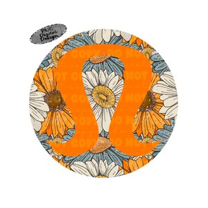 Peut inclure: Un motif rond avec un symbole oméga orange sur un motif floral de marguerites blanches, orange et bleues. Le motif comprend le texte "COPY DO NOT COPY". Les mots "PNG Digital Design" sont dans un petit ovale.