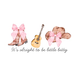 Puede incluir: Una ilustración de acuarela de un par de botas de vaquero marrones con lazos rosas, un sombrero de vaquero marrón con un lazo rosa y una guitarra acústica marrón. El texto "It's alright to be little bitty" está escrito debajo de la ilustración.
