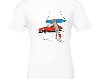 Puede incluir: Camiseta blanca con una ilustración estilizada de un coche descapotable rojo y una persona con vestido blanco y tacones rojos. El gráfico tiene un estilo dibujado a mano con contornos negros y detalles azules.