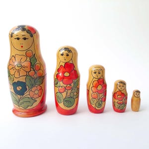 Vintage FOLK ART USSR Matryoshka Folklore Wooden Figurine Hand Painted Floral Russian Folk Art Set of 5 Nesting Dolls Red