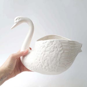 Grote vintage keramische bloempot in de vorm van een zwaan – crèmekleurige, gebeeldhouwde plantenbak – elegant designobject uit het midden van de vorige eeuw – jaren 50/60