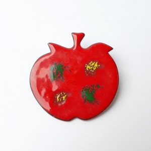Könnte beinhalten: Eine rote Emaille-Apfelbrosche mit grünen und gelben Akzenten. Der Apfel ist stilisiert und hat einen einfachen Stiel.
