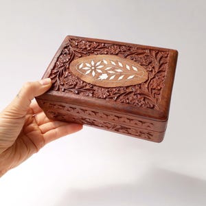 Scatola portagioie indiana vintage in legno fatta a mano, contenitore intagliato a mano, decorazioni floreali, foglie, scatola portagioie