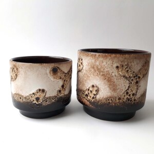 Set di 2 vasi per piante vintage Fat Lava – stile Dümler & Breiden, vasi in ceramica beige e marrone scuro.