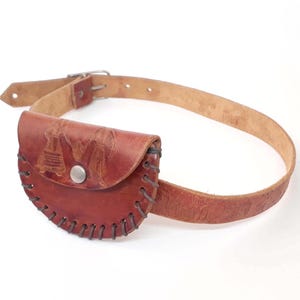 Pequena bolsa vintage espanhola com cinto, carteira boho marrom com decorações e fecho de aba