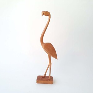 Figura de flamenco vintage de MCM tallada a mano en madera, década de 1950/60, talla de filigrana, escultura clásica de mediados de siglo, madera clara, ave del paraíso.