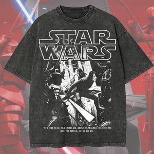 Könnte beinhalten: Dunkelgraues, übergroßes T-Shirt mit dem Star Wars-Logo in Weiß. Das Shirt hat einen grafischen Aufdruck von Charakteren aus dem Film. Der Text auf dem Shirt lautet: "IT'S TIME TO LET OLD THINGS DIE... LET IT ALL DIE." Das Shirt ist mit "Premium Wash: Pepper" gekennzeichnet.