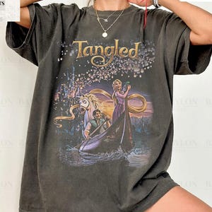 Vintage Disney Tangled Rapunzel-tröja: Prinsessan Rapunzel-tröja, Disney Princess-tröja med familjetrev, Disney Tangled-tröja med blommigt tryck Disney-presenttröja