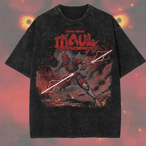 Könnte beinhalten: Schwarzes, übergroßes Premium-T-Shirt mit einer Grafik von Darth Maul aus Star Wars. Das Design enthält den Text "STAR WARS MAUL SHADOW LORD" in Rot. Das Shirt hat den Text "Oversized Premium Tee!" und "Original Artist of This Design".