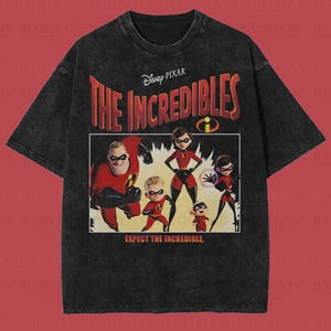 Può includere: T-shirt nero oversize premium con una grafica di The Incredibles di Disney Pixar. Il design include il titolo del film e i personaggi in rosso, nero e bianco. La maglietta ha un lavaggio vintage.
