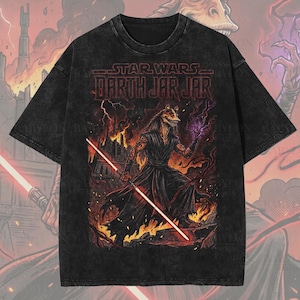 Puede incluir: Camiseta negra de gran tamaño de Star Wars Darth Jar Jar. El diseño presenta un personaje con sables de luz rojos y energía púrpura, sobre un fondo de fuego. La camiseta tiene el texto "STAR WARS DARTH JAR JAR". La camiseta está etiquetada como "Oversized Premium Tee!"