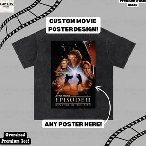 Op de afbeelding: Zwart oversized premium T-shirt met een aangepast filmposterontwerp. De poster is voor Star Wars Episode III: Revenge of the Sith. Het shirt heeft de tekst "Custom Movie Poster Design!" en "Any Poster Here!"