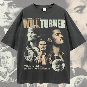Puede incluir: Una camiseta negra con un estampado gráfico de estilo vintage que presenta a Orlando Bloom como Will Turner de la franquicia de películas Piratas del Caribe. El gráfico incluye varias imágenes de Bloom en diferentes poses, junto con el texto "Orlando Bloom as Will Turner" y la cita "This is either madness or brilliance."