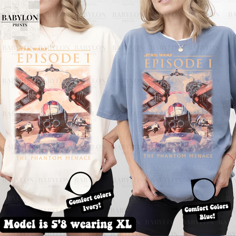 Op de afbeelding: Ivoor en blauwe comfort color T-shirts met een Star Wars Episode I graphic. De graphic bevat de tekst "STAR WARS EPISODE I" en "THE PHANTOM MENACE" met een karakter illustratie. Het model is 173 cm lang en draagt XL.