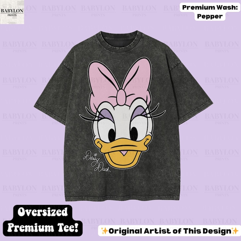 Puede incluir: Camiseta negra de gran tama&ntilde;o con un gr&aacute;fico de Daisy Duck, con un lazo rosa y el texto "Daisy Duck". La camiseta tiene un aspecto vintage y desgastado y el texto "Premium Wash: Pepper". La camiseta tambi&eacute;n tiene el texto "Oversized Premium Tee!"