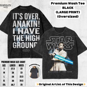 以下が含まれることがあります： 黒い特大スターウォーズTシャツ。1つのシャツには「IT'S OVER, ANAKIN! I HAVE THE HIGH GROUND」というテキストとスターウォーズのロゴがプリントされています。もう1つのシャツには、スターウォーズのロゴと、ライトセーバーを持ったオビ＝ワン・ケノービの画像がプリントされています。サイズはSから2XLまであります。