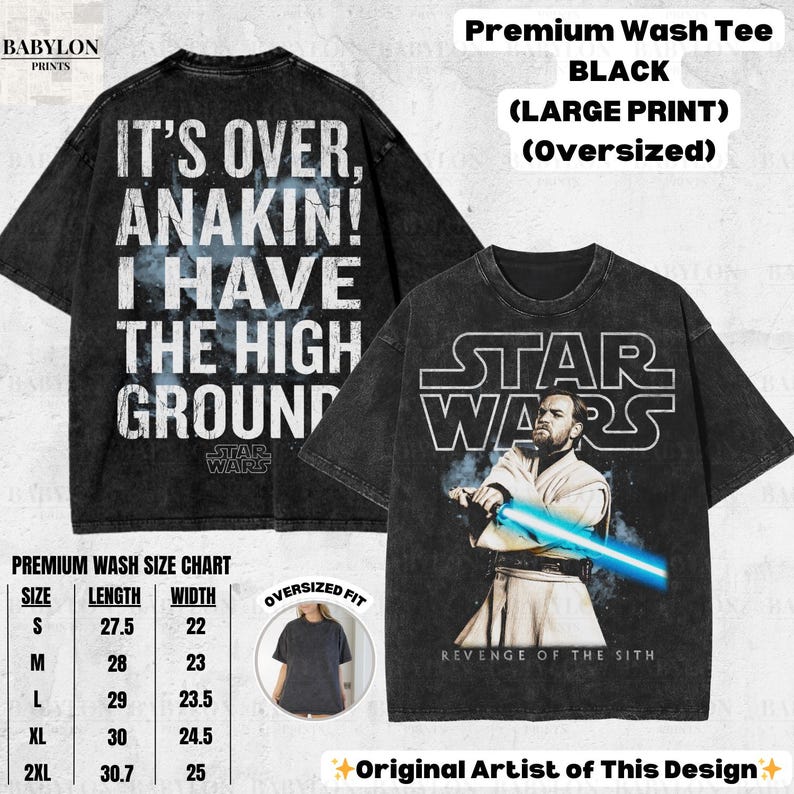 以下が含まれることがあります： 黒い特大スターウォーズTシャツ。1つのシャツには「IT'S OVER, ANAKIN! I HAVE THE HIGH GROUND」というテキストとスターウォーズのロゴがプリントされています。もう1つのシャツには、スターウォーズのロゴと、ライトセーバーを持ったオビ＝ワン・ケノービの画像がプリントされています。サイズはSから2XLまであります。
