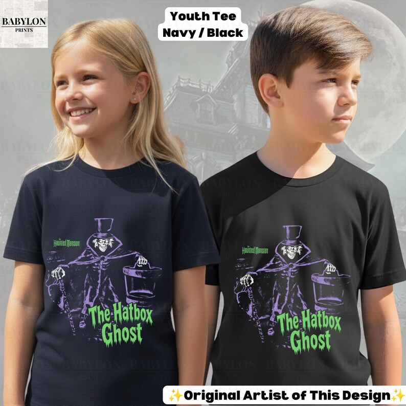 Puede incluir: Una camiseta juvenil de manga corta en azul marino y negro, con un estampado gr&aacute;fico de un personaje con sombrero de copa que sostiene una sombrerera. El texto dice Haunted Mansion y The Hatbox Ghost en letras verdes.