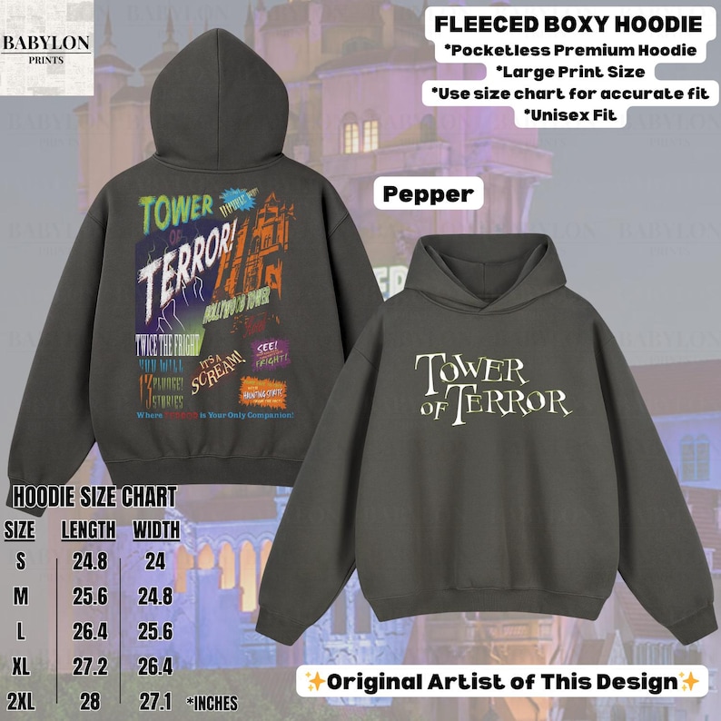Op de afbeelding: Pepperkleurige fleece boxy hoodie met de tekst "TOWER OF TERROR" op de voorkant en een afbeelding op de achterkant. De afbeelding op de achterkant bevat de tekst "Twice the Fright" en "Hollywood Tower". De maattabel van de hoodie is inbegrepen.