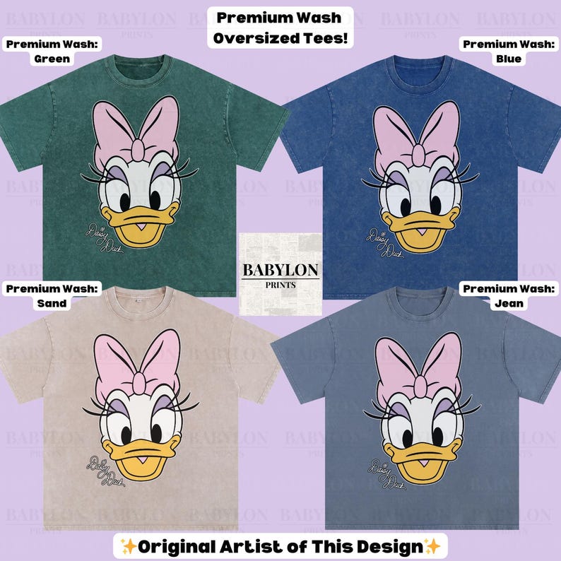 Puede incluir: Cuatro camisetas de gran tama&ntilde;o en colores verde, azul, arena y vaquero, cada una con un gr&aacute;fico de Daisy Duck. Las camisetas tienen un lavado premium y el texto "Premium Wash Oversized Tees!" es visible.