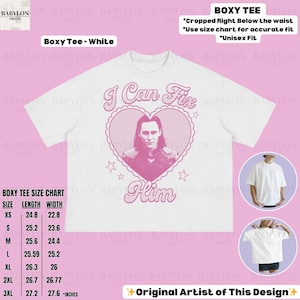 K&ouml;nnte beinhalten: Wei&szlig;es Boxy-T-Shirt mit rosa Herzdesign, dem Text "I Can Fix Him" und einem Portr&auml;t. Die Gr&ouml;&szlig;entabelle ist in Zoll angegeben. Das Design ist als Unisex gekennzeichnet.