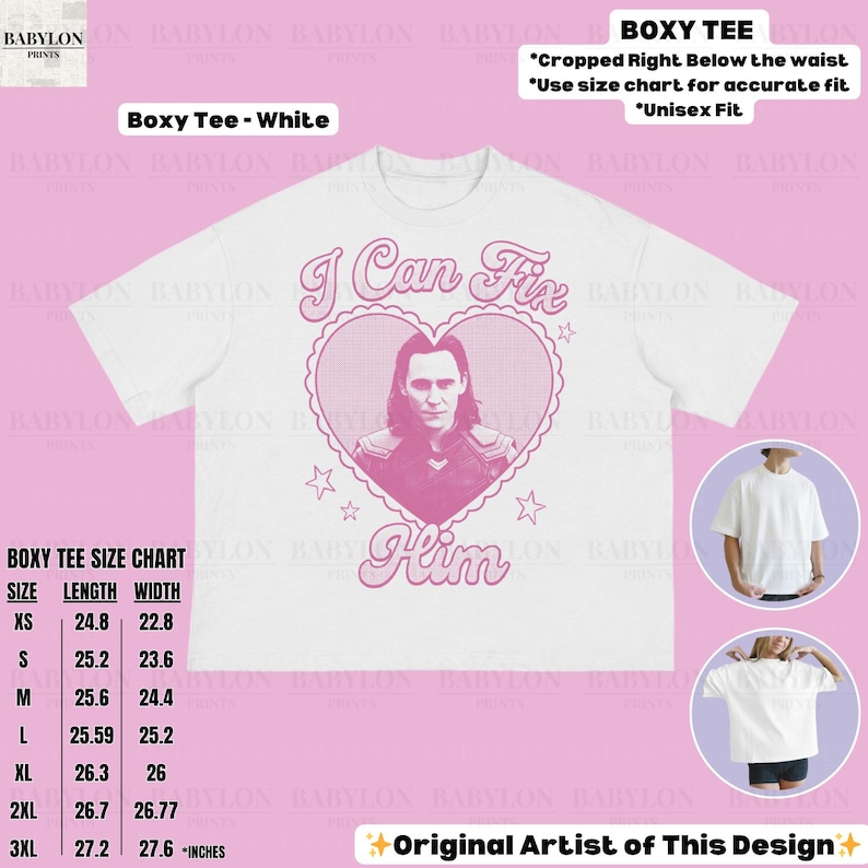 K&ouml;nnte beinhalten: Wei&szlig;es Boxy-T-Shirt mit rosa Herzdesign, dem Text "I Can Fix Him" und einem Portr&auml;t. Die Gr&ouml;&szlig;entabelle ist in Zoll angegeben. Das Design ist als Unisex gekennzeichnet.