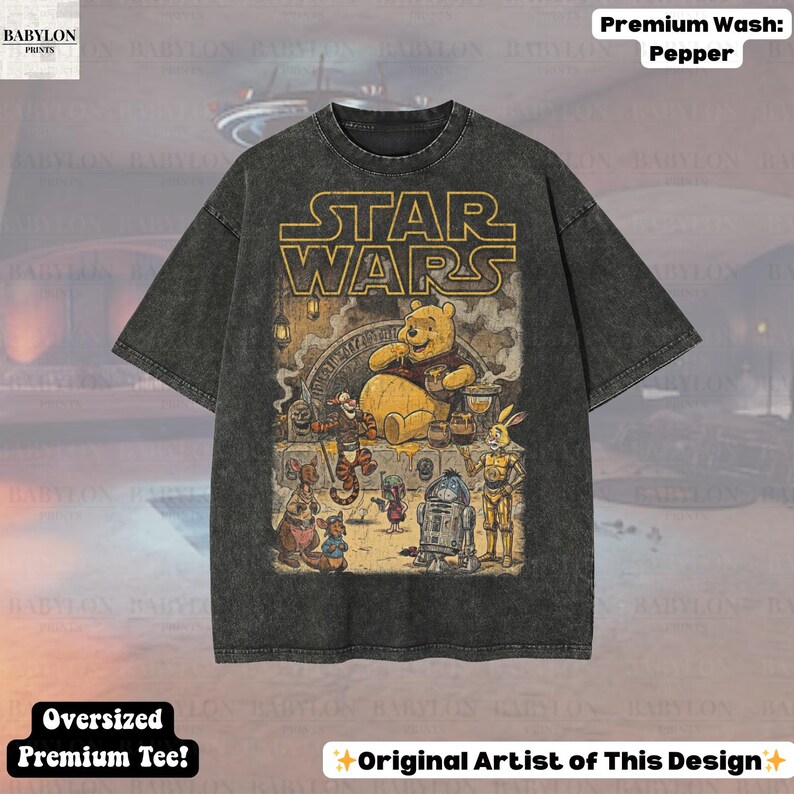 Może przedstawiać: Ciemnoszara koszulka oversize z grafiką łączącą Star Wars i Kubusia Puchatka. Projekt zawiera logo Star Wars i postacie z obu franczyz. Koszulka ma napis "Oversized Premium Tee!" i "Original Artist of This Design".
