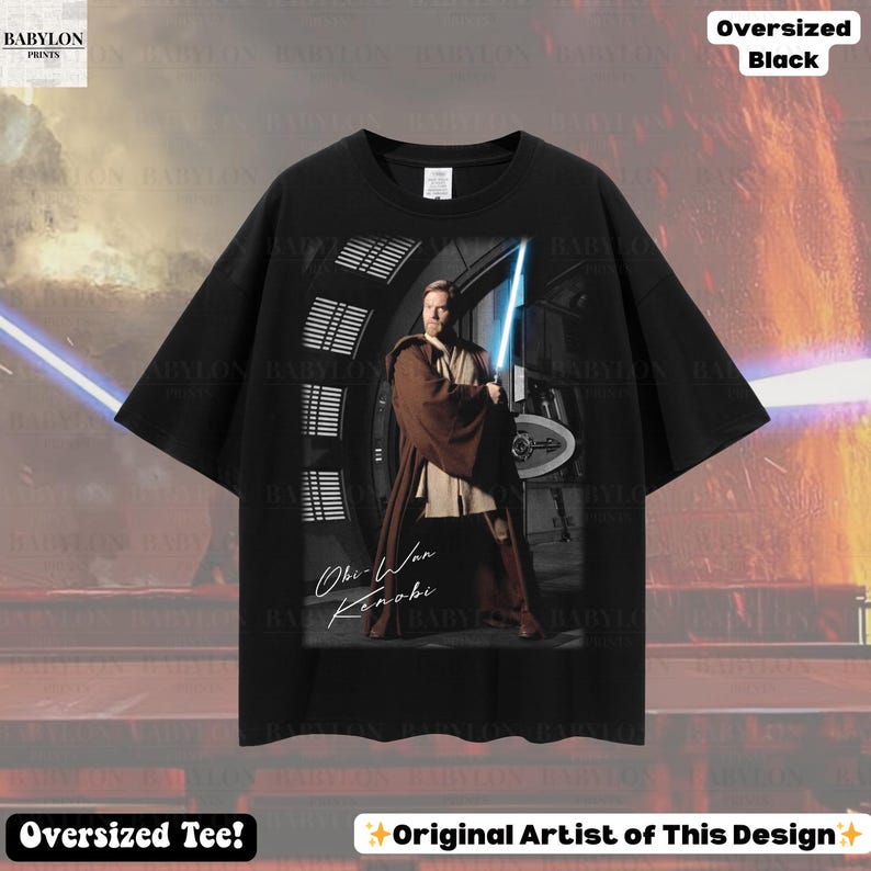 Może przedstawiać: Czarny, duży t-shirt z grafiką Obi-Wana Kenobiego trzymającego niebieski miecz świetlny. Obraz zawiera tekst "Obi-Wan Kenobi" w charakterystycznej czcionce. Koszulka ma r&oacute;wnież tekst "Oversized Tee!" i "Original Artist of This Design".