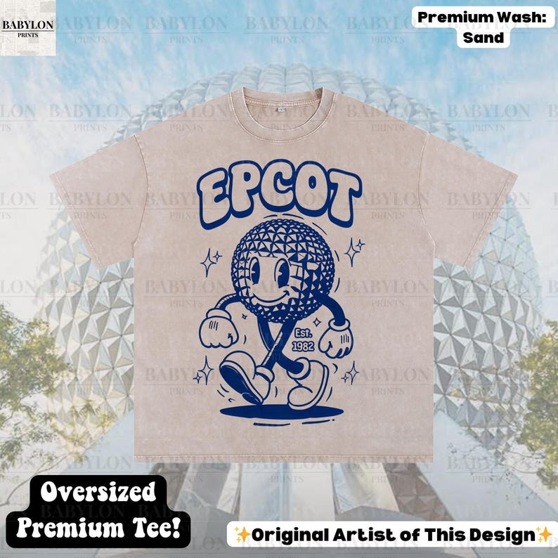 Pu&ograve; includere: T-shirt premium oversize color sabbia con un personaggio dei cartoni animati blu e la scritta "EPCOT" sopra. Il personaggio &egrave; un globo sorridente con braccia e gambe, che cammina con un bastone. &Egrave; visibile anche il testo "Est. 1982". La maglietta &egrave; etichettata come "Original Artist of This Design."