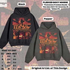 Puede incluir: Sudaderas con capucha boxy de forro polar negras y color pimienta con un dise&ntilde;o gr&aacute;fico con el texto "MAUL SHADOW LORD". Las sudaderas con capucha no tienen bolsillos y son unisex. Tabla de tallas con medidas en cm.