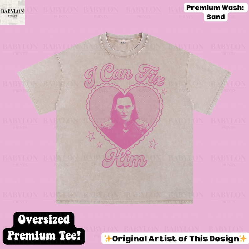 K&ouml;nnte beinhalten: &Uuml;bergro&szlig;es Premium-T-Shirt in Sandfarbe mit rosa Grafik. Die Grafik zeigt ein Portr&auml;t in einem Herz mit dem Text "I Can Fix Him". Das Shirt hat auch den Text "Original Artist of This Design".