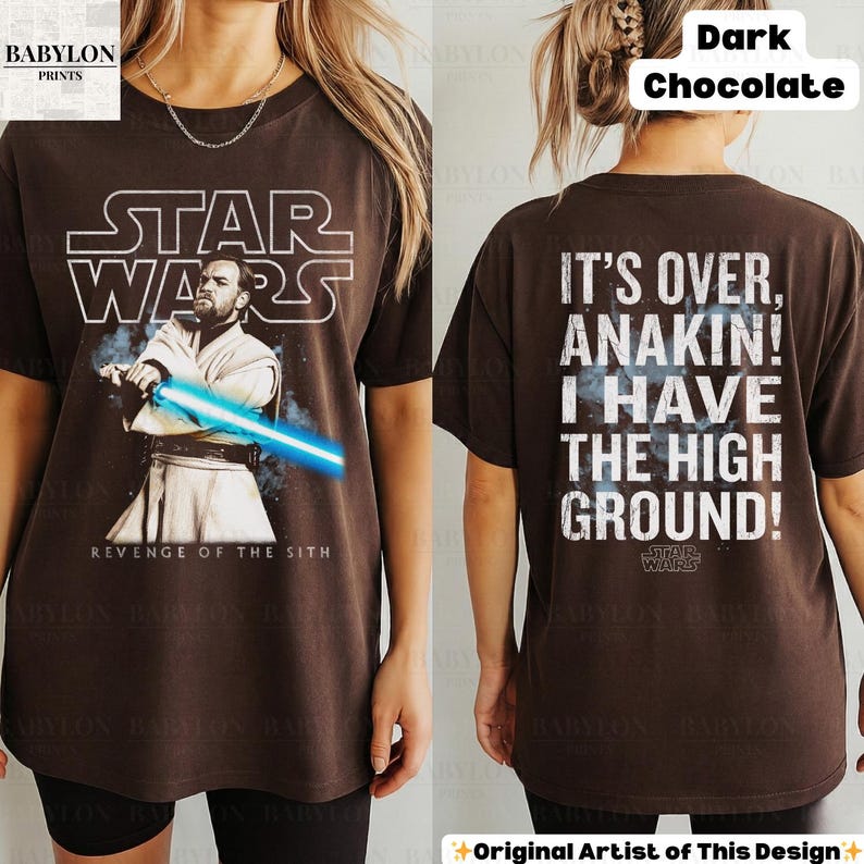 以下が含まれることがあります： ダークチョコレートブラウンのスターウォーズTシャツ。オビ＝ワン・ケノービと青いライトセーバー、テキスト「REVENGE OF THE SITH」が特徴。背面には「IT'S OVER, ANAKIN! I HAVE THE HIGH GROUND!」の引用句が表示されています。