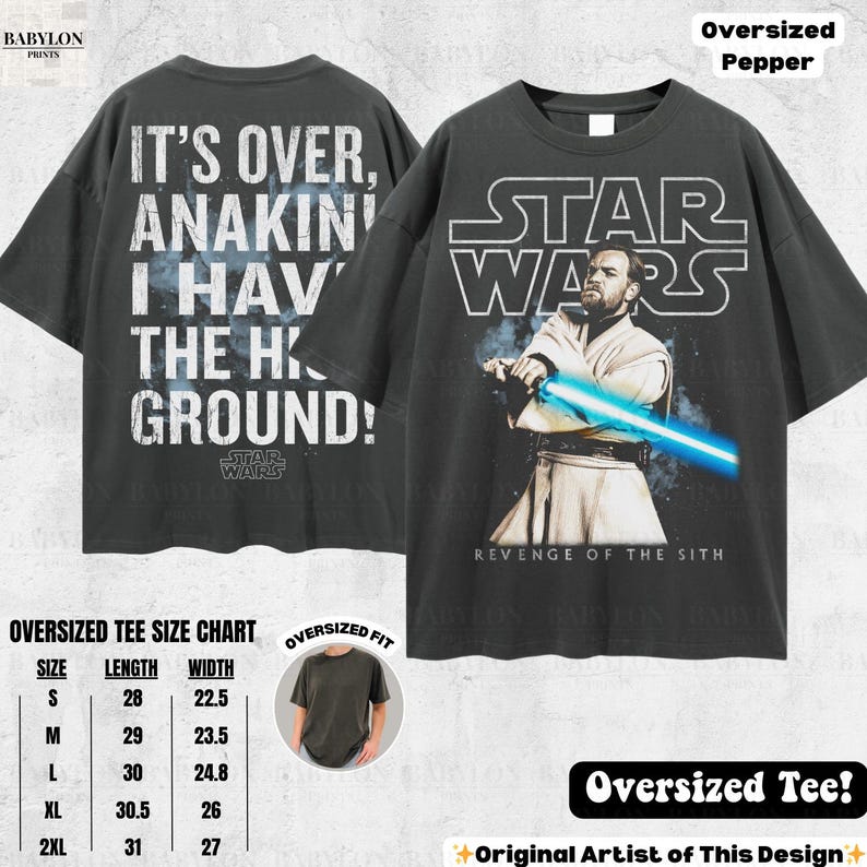 以下が含まれることがあります： 2つのオーバーサイズの黒いTシャツ。1つは「IT'S OVER, ANAKIN, I HAVE THE HIGH GROUND!」というテキストとスターウォーズのロゴが特徴です。もう1つのシャツは、ライトセーバーを持ったオビ＝ワン・ケノービとスターウォーズのロゴを表示しています。「REVENGE OF THE SITH」というテキストも表示されています。