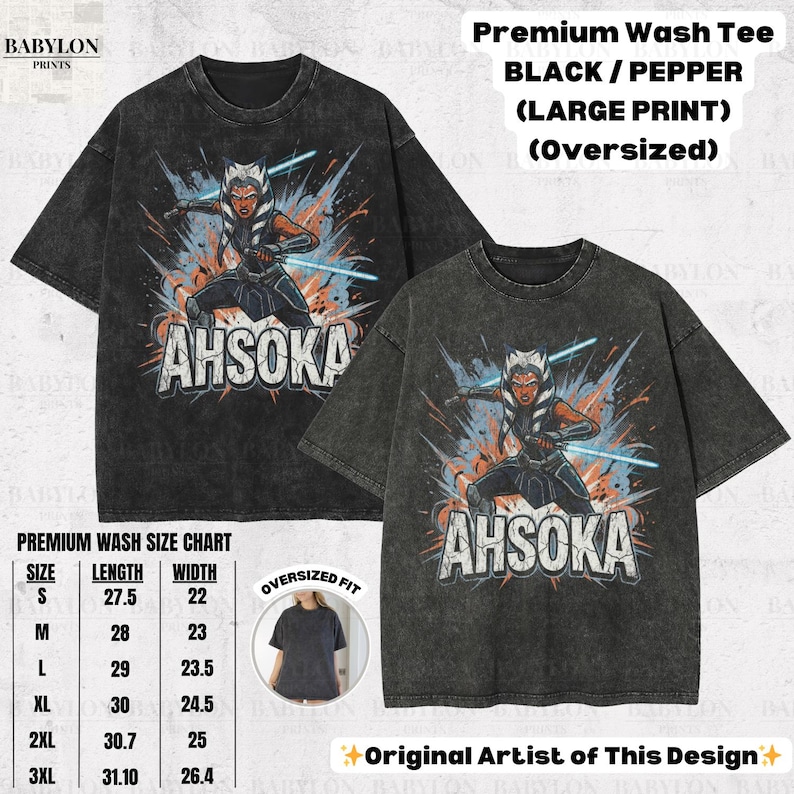Może przedstawiać: Dwie czarne koszulki w rozmiarze oversize z dużym nadrukiem graficznym Ahsoki Tano z Gwiezdnych Wojen. Poniżej znajduje się napis "AHSOKA". Obraz zawiera r&oacute;wnież tabelę rozmiar&oacute;w.