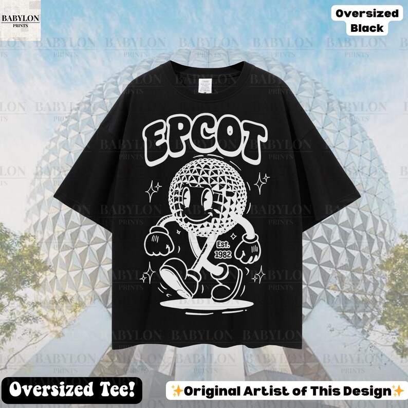Pu&ograve; includere: T-shirt nero oversize con una grafica bianca di un personaggio geometrico sorridente e la scritta "EPCOT". La grafica include il testo "Est. 1982". La maglietta ha anche il testo "Oversized Tee!" e "Original Artist of This Design".