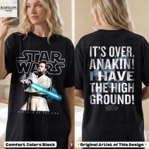 以下が含まれることがあります： 黒いスターウォーズTシャツ。オビ＝ワン・ケノービがライトセーバーを持ち、前面にはスターウォーズのロゴと「Revenge of the Sith」の文字。背面には「It's over, Anakin! I have the high ground!」と書かれています。
