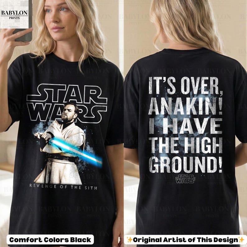 以下が含まれることがあります： 黒いスターウォーズTシャツ。オビ＝ワン・ケノービがライトセーバーを持ち、前面にはスターウォーズのロゴと「Revenge of the Sith」の文字。背面には「It's over, Anakin! I have the high ground!」と書かれています。