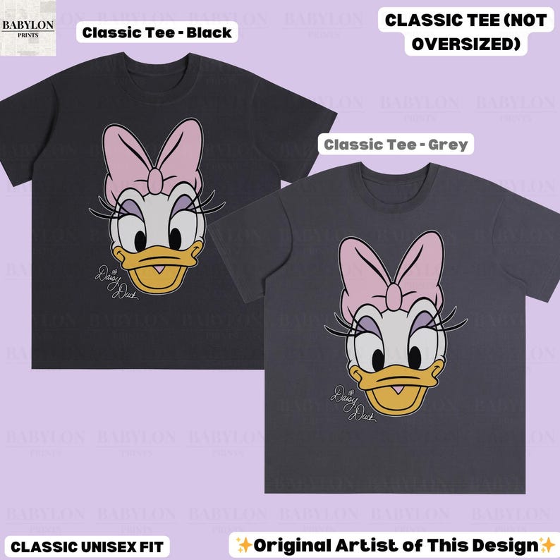 Puede incluir: Dos camisetas cl&aacute;sicas unisex, una negra y otra gris, cada una con un dise&ntilde;o de Daisy Duck. El dise&ntilde;o incluye un lazo rosa, un pico amarillo y el texto "Daisy Duck". Las camisetas est&aacute;n etiquetadas como "Classic Tee" y "Original Artist of This Design".