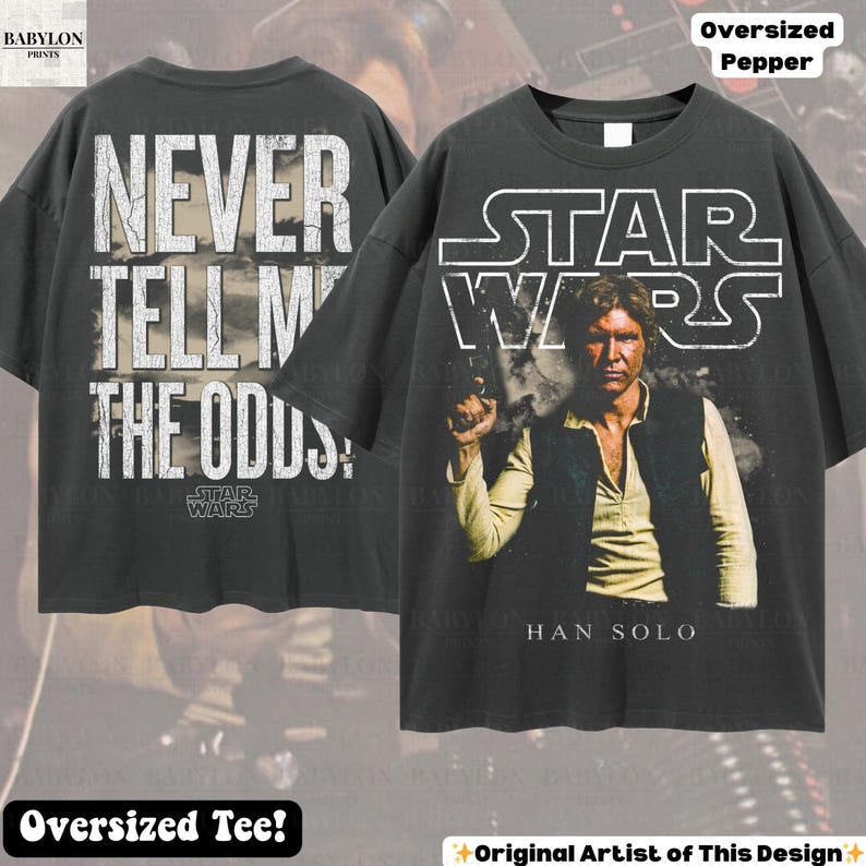 Puede incluir: Camiseta gris oscuro de gran tama&ntilde;o con tem&aacute;tica de Star Wars. La parte delantera muestra a Han Solo con el logo de Star Wars, y la trasera tiene el texto "NEVER TELL ME THE ODDS". La camiseta tiene un corte holgado, adecuada para uso casual.
