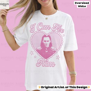 K&ouml;nnte beinhalten: Wei&szlig;es &uuml;bergro&szlig;es T-Shirt mit einem rosa herzf&ouml;rmigen Aufdruck mit einem Portr&auml;t und dem Text "I Can Fix Him". Das Design enth&auml;lt Sterne und dekorativen Text. Das Shirt ist mit "Oversized White" gekennzeichnet.