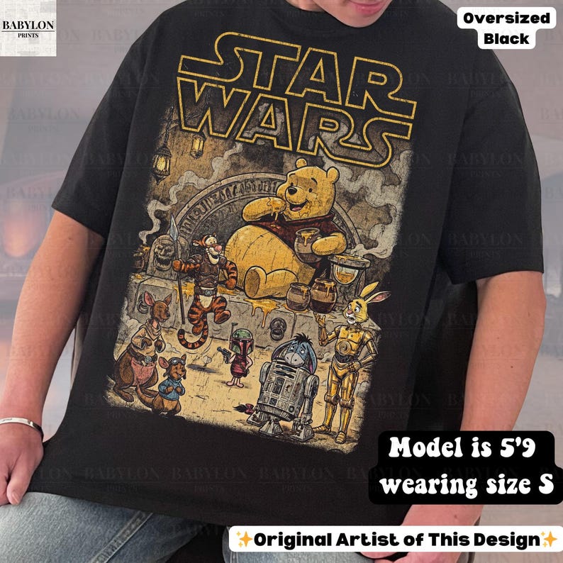 Może przedstawiać: Czarny, obszerny t-shirt z grafiką Star Wars z Kubusiem Puchatkiem i innymi postaciami. Projekt zawiera ż&oacute;łty napis "STAR WARS". Modelka ma 1,75 m wzrostu i nosi rozmiar S. Oryginalny projekt artysty.