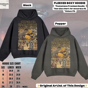 Może przedstawiać: Czarne i pieprzowe bluzy z kapturem z polaru z grafiką Star Wars i Kubusia Puchatka. Projekt przedstawia logo Star Wars i postacie z Kubusiem Puchatkiem i przyjaci&oacute;łmi. Bluzy są unisex i bez kieszeni.