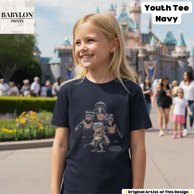 Op de afbeelding: Een marineblauw t-shirt met korte mouwen en een grafische print van vijf Ewok-personages uit Star Wars. Het ontwerp bevat het Star Wars-logo in witte tekst aan de onderkant. Het shirt heeft een ronde hals en is gemaakt van effen katoen.