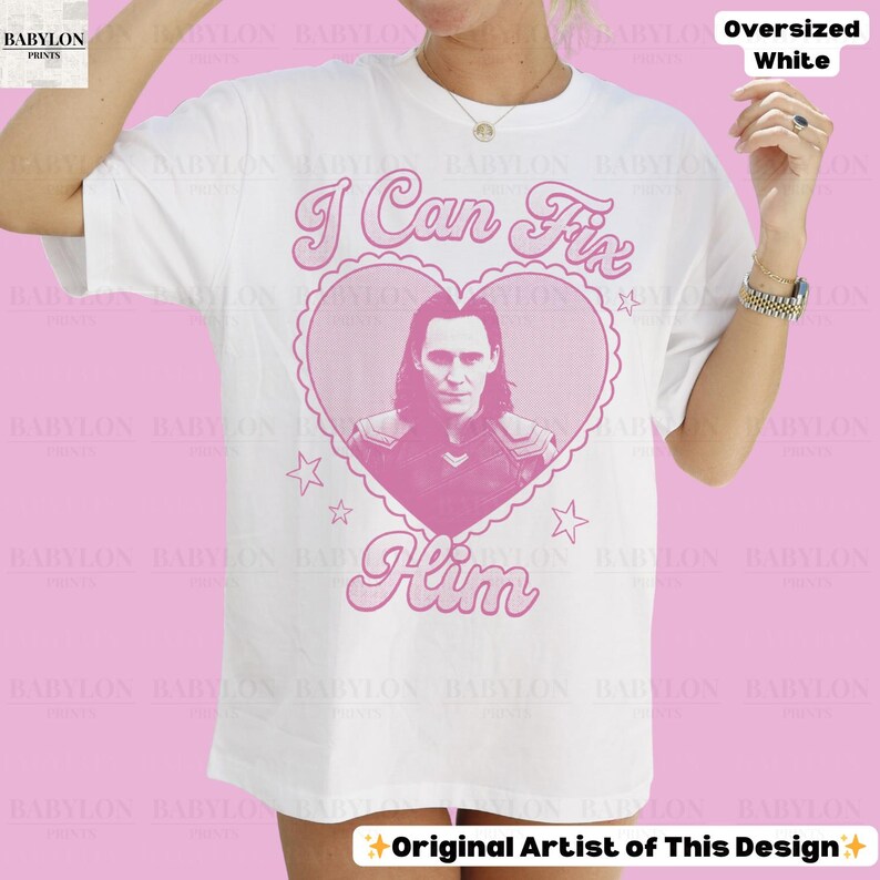 K&ouml;nnte beinhalten: Wei&szlig;es &uuml;bergro&szlig;es T-Shirt mit einem rosa herzf&ouml;rmigen Aufdruck mit einem Portr&auml;t und dem Text "I Can Fix Him". Das Shirt hat auch den Text "Original Artist of This Design".