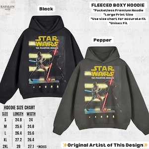 Puede incluir: Dos sudaderas con capucha de Star Wars "The Phantom Menace", una negra y otra color pimienta. Cada una presenta una gran impresi&oacute;n gr&aacute;fica de una escena de batalla con sables de luz. Las sudaderas son de forro polar, holgadas y sin bolsillos, con una tabla de tallas.