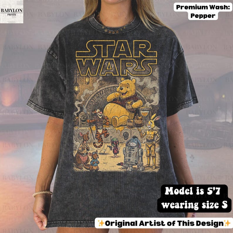 Może przedstawiać: Ciemnoszara koszulka z połączeniem Star Wars i postaci z Kubusia Puchatka. Projekt zawiera logo Star Wars i r&oacute;żne postacie z obu franczyz. Koszulka ma pranie w stylu vintage i napis "Original Artist of This Design".