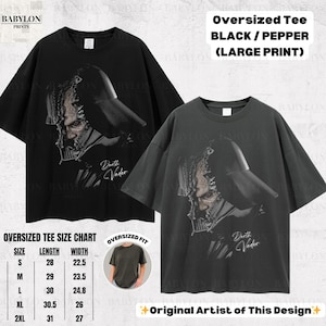 K&ouml;nnte beinhalten: Schwarze und pfefferfarbene &uuml;bergro&szlig;e T-Shirts mit einem gro&szlig;en Aufdruck von Darth Vader. Die Shirts tragen den Text "Darth Vader". Die Gr&ouml;&szlig;entabelle ist im Bild enthalten.