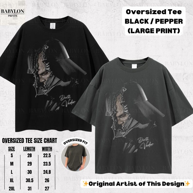 K&ouml;nnte beinhalten: Schwarze und pfefferfarbene &uuml;bergro&szlig;e T-Shirts mit einem gro&szlig;en Aufdruck von Darth Vader. Die Shirts tragen den Text "Darth Vader". Die Gr&ouml;&szlig;entabelle ist im Bild enthalten.