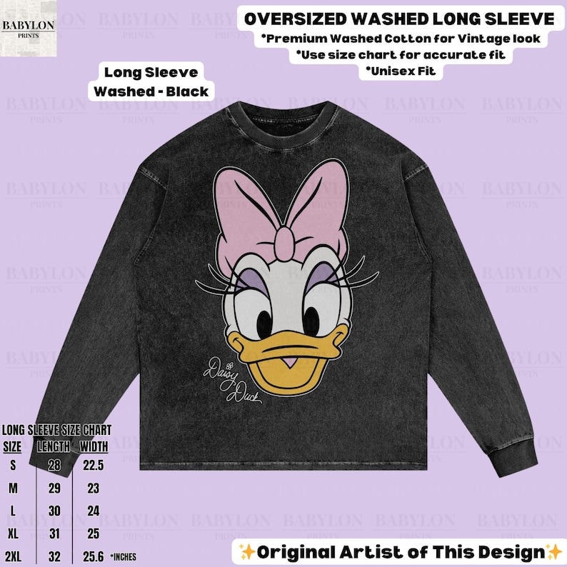Puede incluir: Camiseta negra de manga larga con un gr&aacute;fico de Daisy Duck. La camiseta presenta un lazo rosa, un pico amarillo y el texto "Daisy Duck". Se incluye la tabla de tallas de la camiseta, con medidas en cent&iacute;metros.